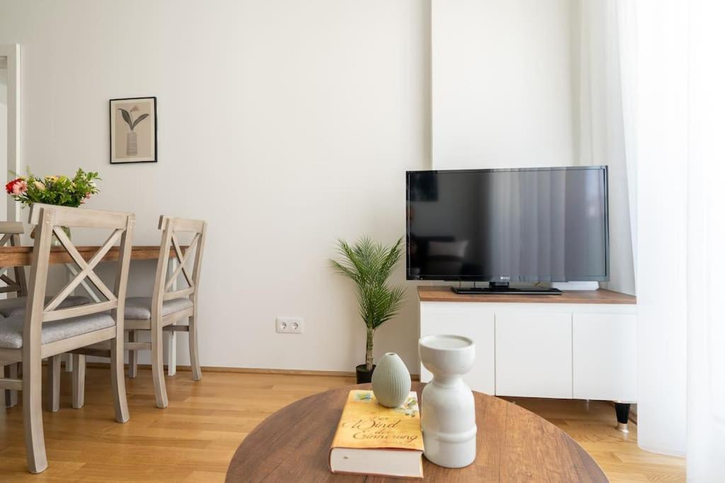 Trendy 1Br, Direct City Access By Hm Wenen Buitenkant foto