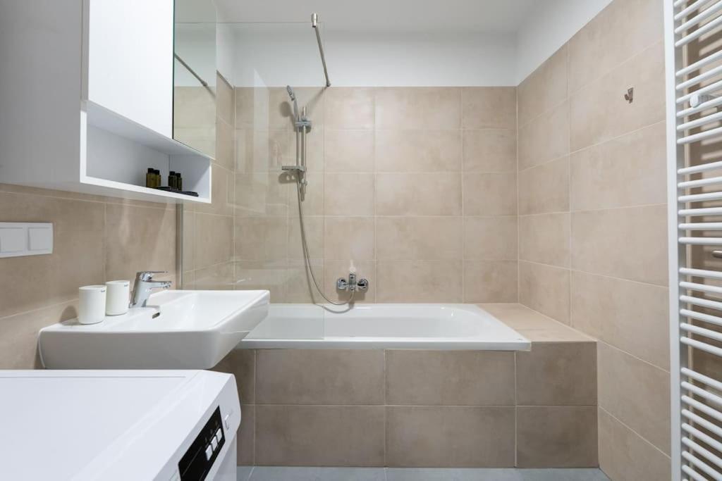 Trendy 1Br, Direct City Access By Hm Wenen Buitenkant foto